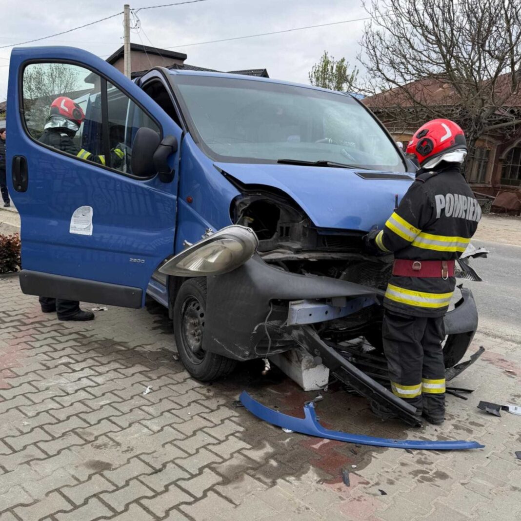 NEWS.ro: Planul Roşu de Intervenţie, activat în judeţul Giurgiu după un accident în care au fost implicate un microbuz şi trei autorturisme/ Cinci persoane, transportate la spital, una fiind în stare gravă
