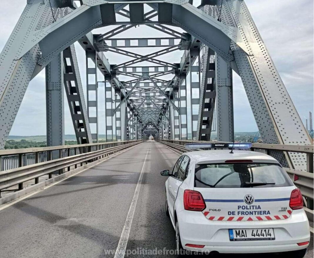 NEWS.ro: Podul Prieteniei Giurgiu-Ruse va fi deschis traficului în ambele sensuri în perioada sărbătorilor pascale/ Din 14 aprilie, lucrările vor fi reluate, iar circulaţia se va desfăşura din nou, alternativ, pe o singură bandă