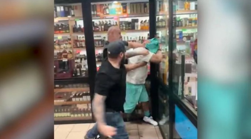 NEWS.ro: Poliţia din New York deschide o anchetă internă după ce doi poliţişti bat cu bestialitate un afroamerican, într-un magazin de alcool, în Brooklyn, pe care presa scrie că l-au luat drept un ”dealer” de droguri