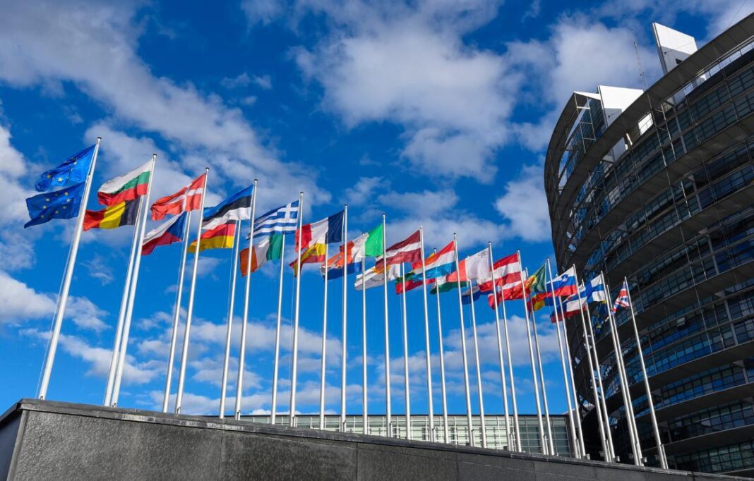 NEWS.ro: POLITICO: Înţelegerea PSD - AUR testează poziţia socialiştilor europeni faţă de extrema dreaptă. Socialiştii de la Bruxelles nu erau la curent cu planurile colegilor din România