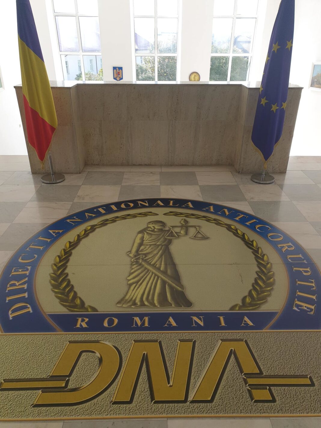 NEWS.ro: Poliţist de la IPJ Olt, reţinut de DNA după ce i-ar fi cerut 6.000 de euro administratorului unei firme pretinzând că poate influenţa un coleg şi un magistrat pentru o soluţie favorabilă într-un dosar/ Poliţistul, prins în flagrant delict