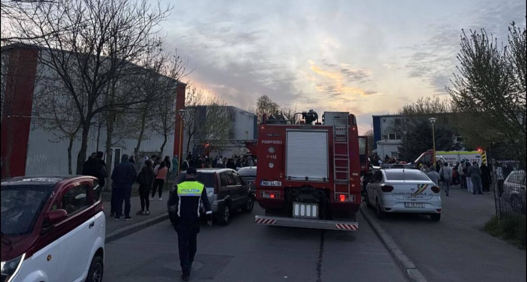 NEWS.ro: Poliţiştii au deschis dosar penal în urma incendiului de la un bloc social din Constanţa/ Ei continuă cercetările întrerupte noaptea trecută