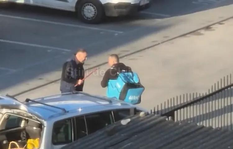 NEWS.ro: Poliţiştii clujeni s-au sesizat din oficiu după apariţia într-un ziar local a unor imagini cu un livrator bătut cu ranga şi lovit cu maşina de un şofer