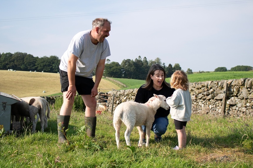 NEWS.ro: Poveşti reale, în aprilie la BBC Earth - „Viaţa la fermă”, „Totul despre feline”, „India prin ochii lui Alexander Armstrong”
