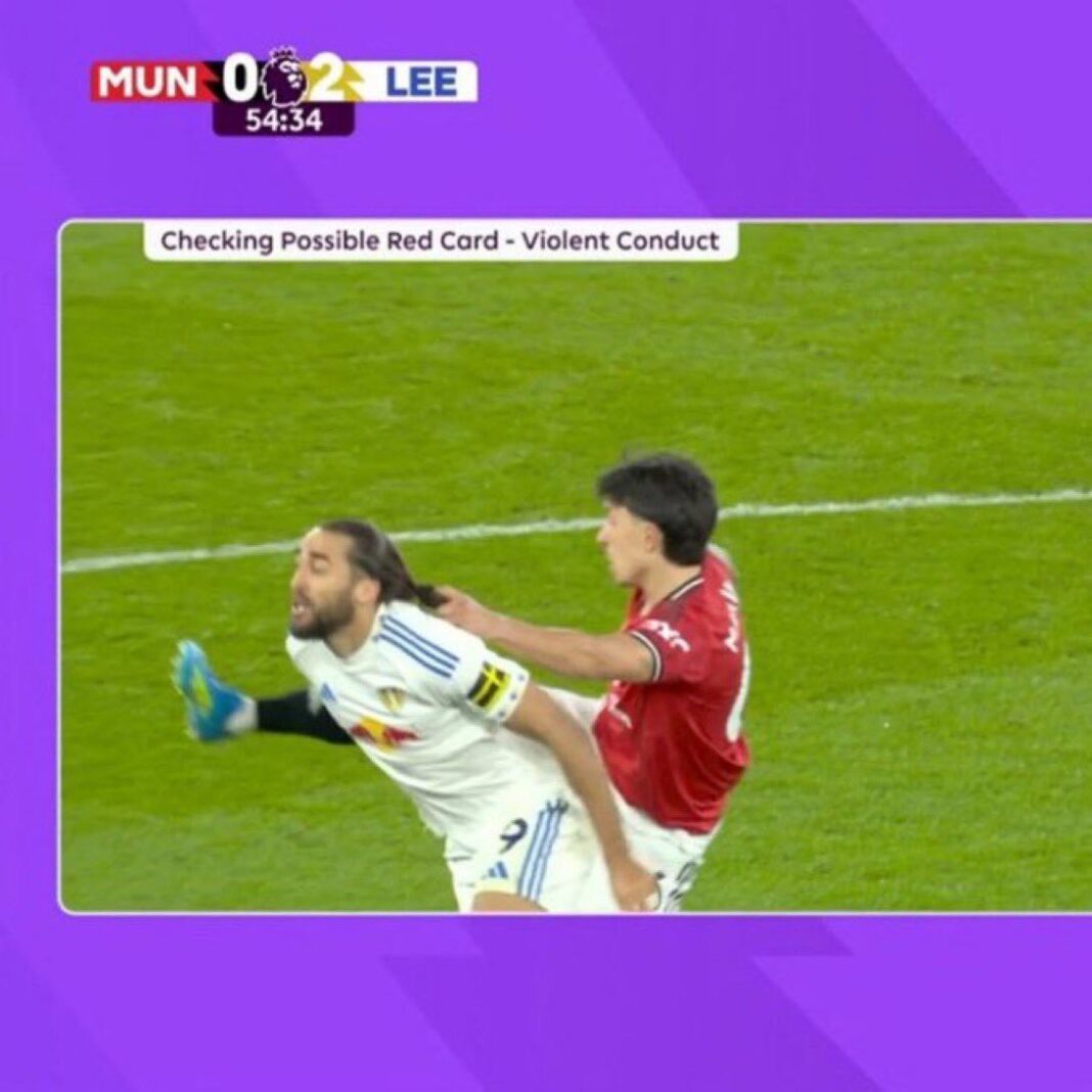 NEWS.ro: Premier League: Lisandro Martinez (Manchester United), eliminat pentru că a tras de păr un adversar. Michael Carrick, şocat de decizia arbitrului