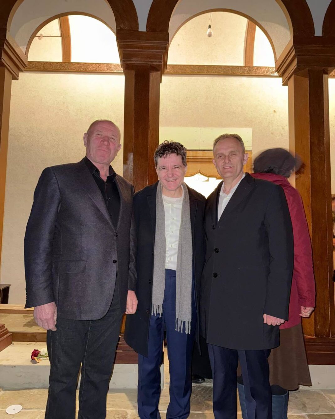NEWS.ro: Preşedintele Nicuşor Dan, la Mănăstirea Cornu. Fotografii alături de preşedintele Consiliului Judeţean Prahova şi de primarul localităţii, ambii membri PSD - FOTO
