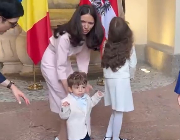 NEWS.ro: Preşedintele Nicuşor Dan: N-am televizor acasă, din cauza copiilor, să nu se uite / Au voie, când şi când, la nişte filme pe calculator