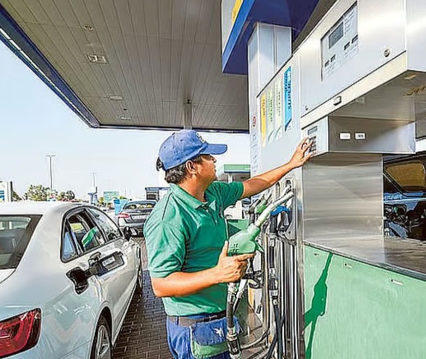 NEWS.ro: Preţul carburanţilor ”explodează” în Emiratele Arabe Unite, un producător de hidrocarburi, unde benzina s-a scumpit cu 30%, iar motorina cu 72%. În Kuwait, benzina premium s-a scumpit cu 12,5%, iar în Qatar benzina obişnuită cu 7,9%. Barilul de petrol sca