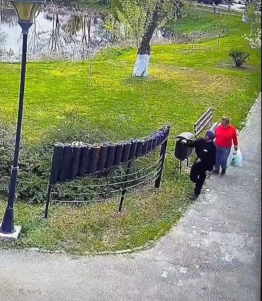 NEWS.ro: Primarul din Găeşti a sesizat Poliţia, pentru a identifica şi sancţiona două pdersoane filmate când sustrăgeau dintr-un parc florile abia plantate - VIDEO