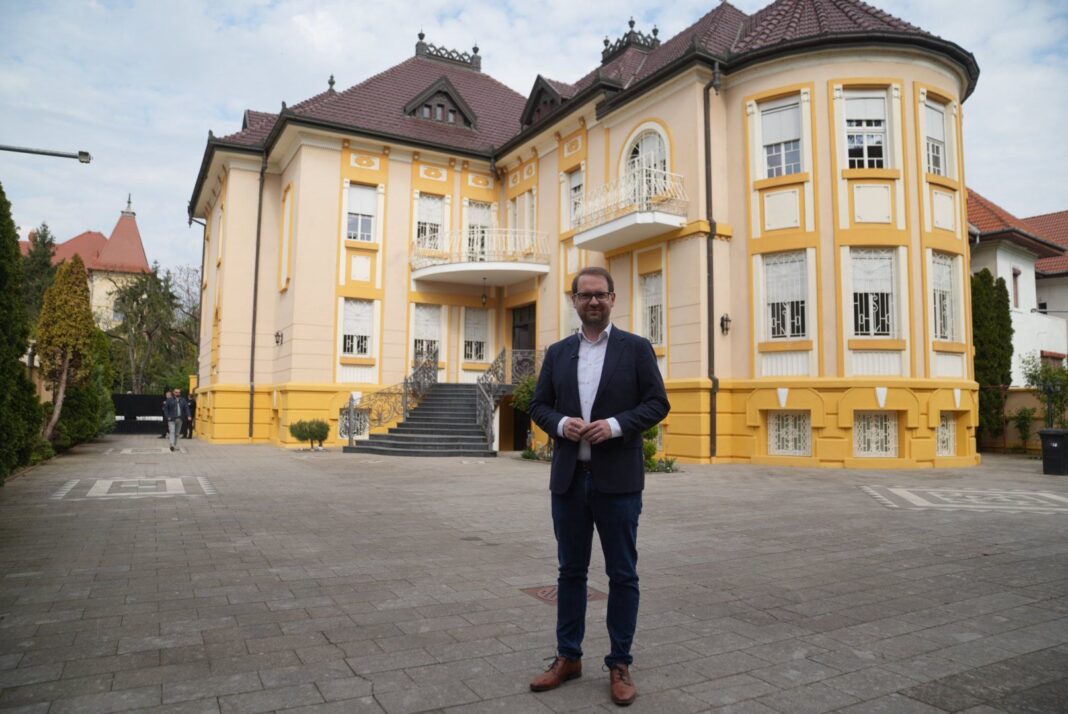 NEWS.ro: Primarul din Timişoara, Dominic Fritz, a descins cu Poliţia Locală şi jandarmii pentru a evacua o vilă redobândită în instanţă de la o familie de romi/ Imobilul era gol - FOTO