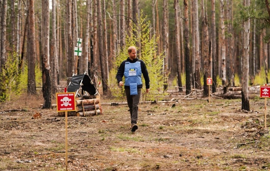 NEWS.ro: Prinţul Harry se iniţiază în deminare cu tehnologie de vârf la Bucea, la 30 de ani după lupta Dianei în Angola împotriva minelor antipersonal