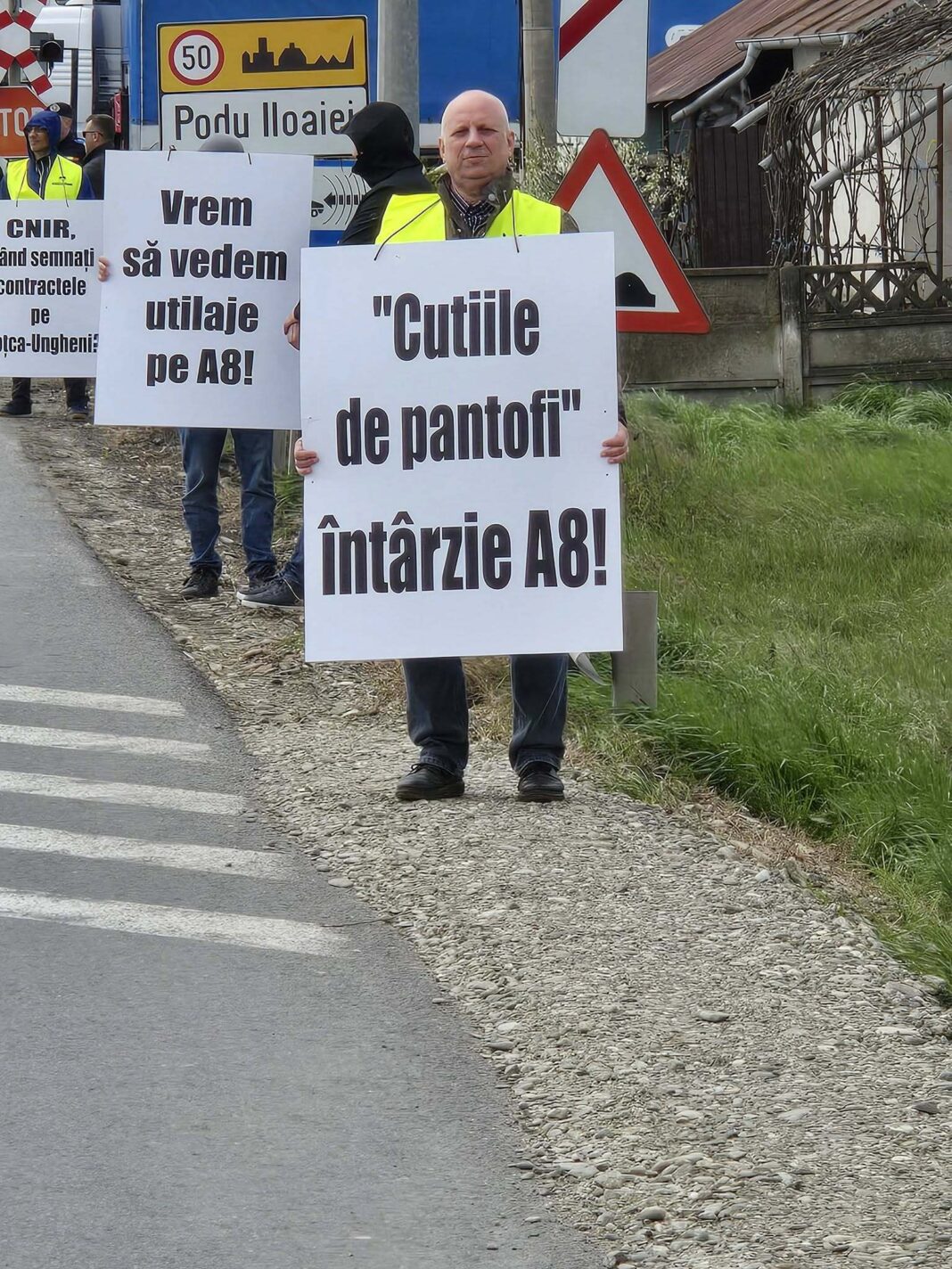 NEWS.ro: Protest pe E 583, iniţiat de o asociaţie civică din Iaşi, oamenii cerând urgentarea construcţiei autostrăzii A8. Două dintre mesajele afişate de protestatari: ”Cutiile de pantofi întârzie A8” şi ”Politicieni, treziţi-vă” - FOTO