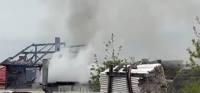 NEWS.ro: Puternic incendiu în judeţul Cluj – Ard o vopsitorie auto şi o casă / Mai multe buletii, scoase de pompieri - VIDEO
