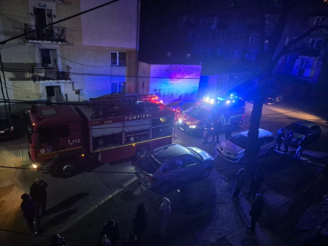 NEWS.ro: Puternic incendiu într-un bloc din Sighetu Marmaţiei – Flacără şi degajări mari de fum la nivelul tablourilor electrice pe trei etaje ale imobilului / Peste 80 de persoane s-au evacuat / O femeie şi un copil au primit îngrijiri medicale