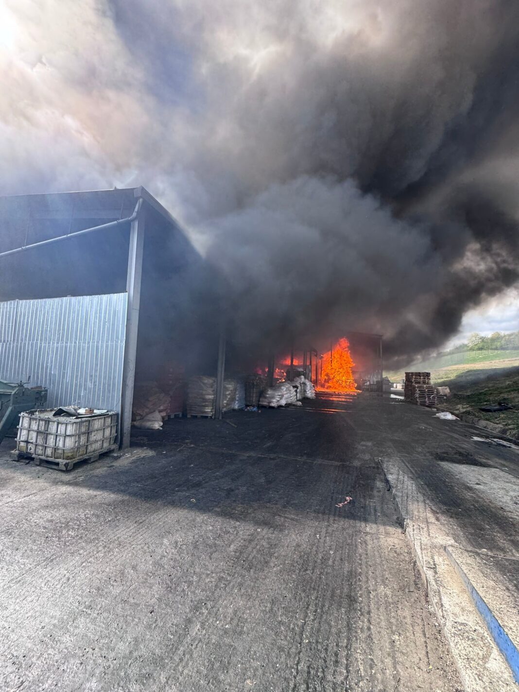 NEWS.ro: Puternic incendiu la o hală din judeţul Sălaj – Focul a cuprins 800 de metri pătraţi şi se manifestă cu degajări mari de fum / Mesaj RO-Alert - FOTO