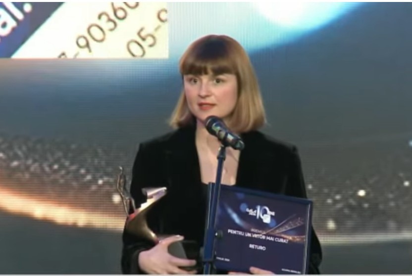 NEWS.ro: RetuRO a fost premiată de la Gala News.ro  2026: Ioana Ciobotariu -  Consumer Marketing Manager - RetuRO; Ajungem la zece miliarde de ambalaje colectate, care nu au mai ajuns în natură, la gropile de gunoi
