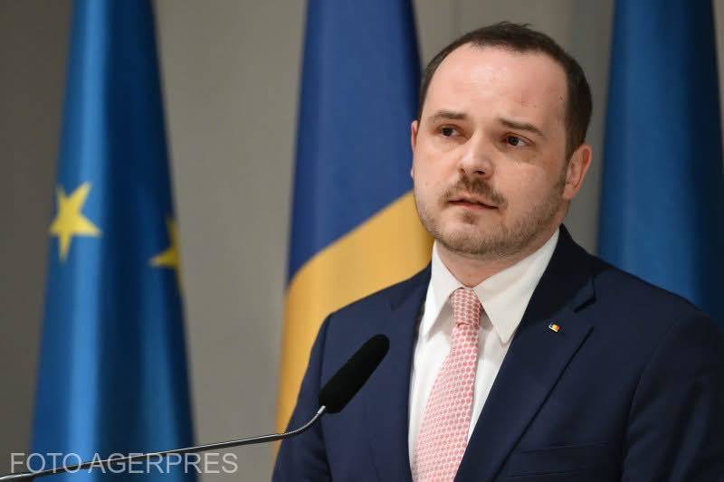 NEWS.ro: Rogobete: Au fost luate măsuri care cresc deja rata de vaccinare pe mai multe paliere / Trebuie combătută dezinformarea în zona vaccinării şi recâştigată încrederea oamenilor în acest proces