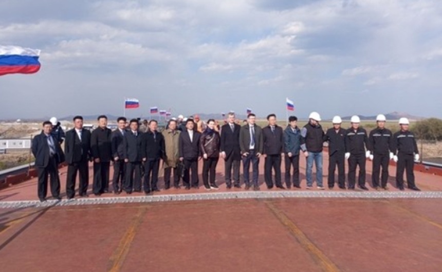 NEWS.ro: Rusia şi Coreea de Nord inaugurează viitoarea lor primă legătură rutieră, un pod. ”Circulaţia urmează să înceapă în această vară”, anunţă Moscova. Un post de frontieră, la  Khassan, care va ”primi într-o primă fază 300 de vehicule şi 2.850 de persoane pe