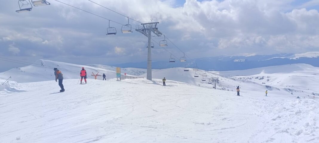 NEWS.ro: Salvamontiştii anunţă condiţii excelente de schi, de Florii, la Sinaia, însă recomandă schiorilor să nu iasă în afara pârtiilor, pentru că riscă să se accidenteze