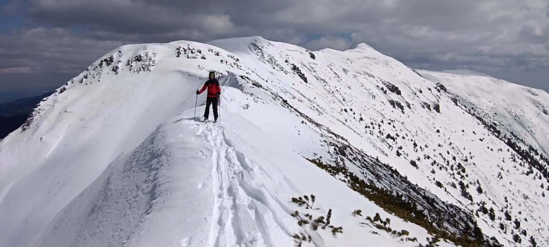NEWS.ro: Salvamontiştii avertizează că în zona montană înaltă sunt în continuare condiţii de iarnă - Zăpada persistentă şi temperaturile scăzute pot transforma ascensiunile montane în activităţi riscante fără echipament adecvat