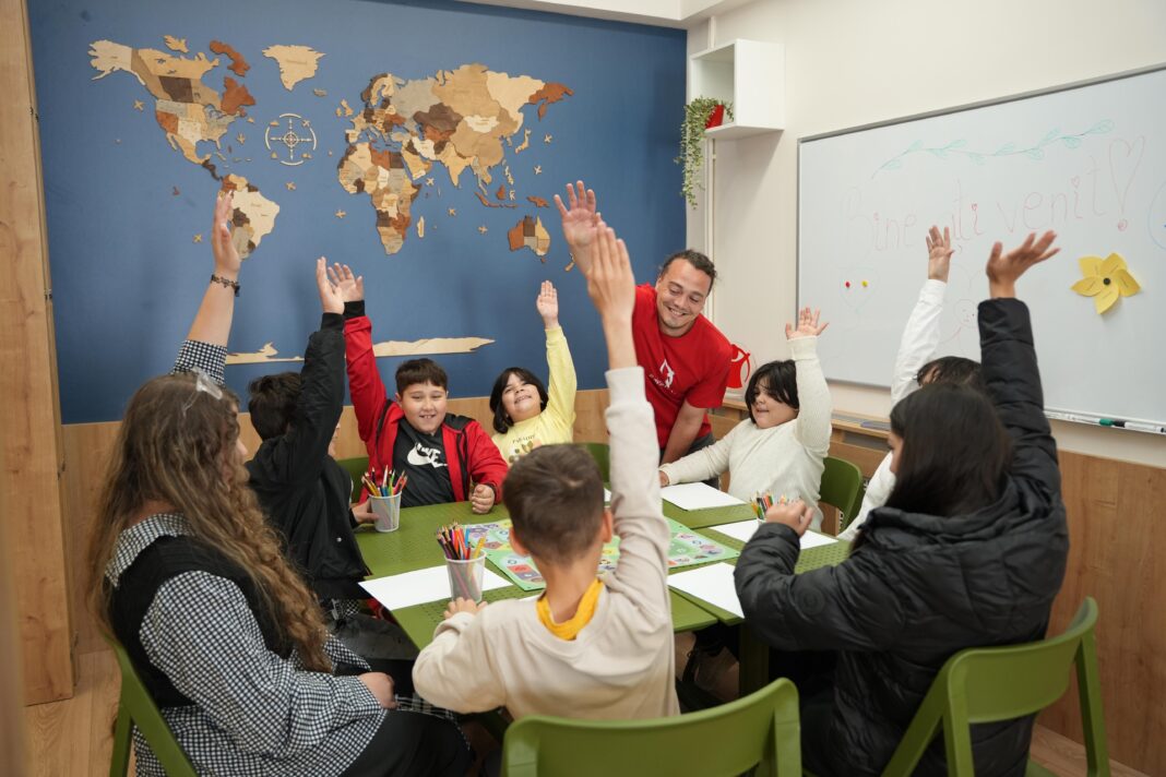 NEWS.ro: Salvaţi Copiii: Peste 27.000 de copii români beneficiază de serviciile centrelor de zi pentru prevenirea separării copilului de familie. Insuficient, pentru cei aproape un milion şi jumătate de copii care trăiesc în risc de sărăcie şi excluziune socială