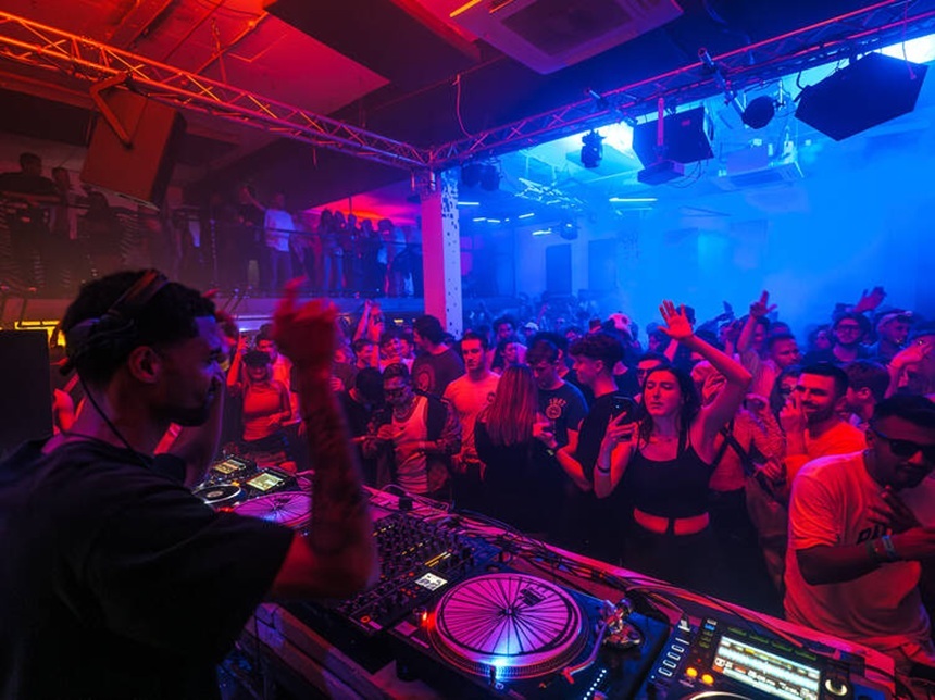 NEWS.ro: Scăderea consumului de alcool îi obligă pe proprietarii de cluburi din Londra să reinventeze viaţa de noapte