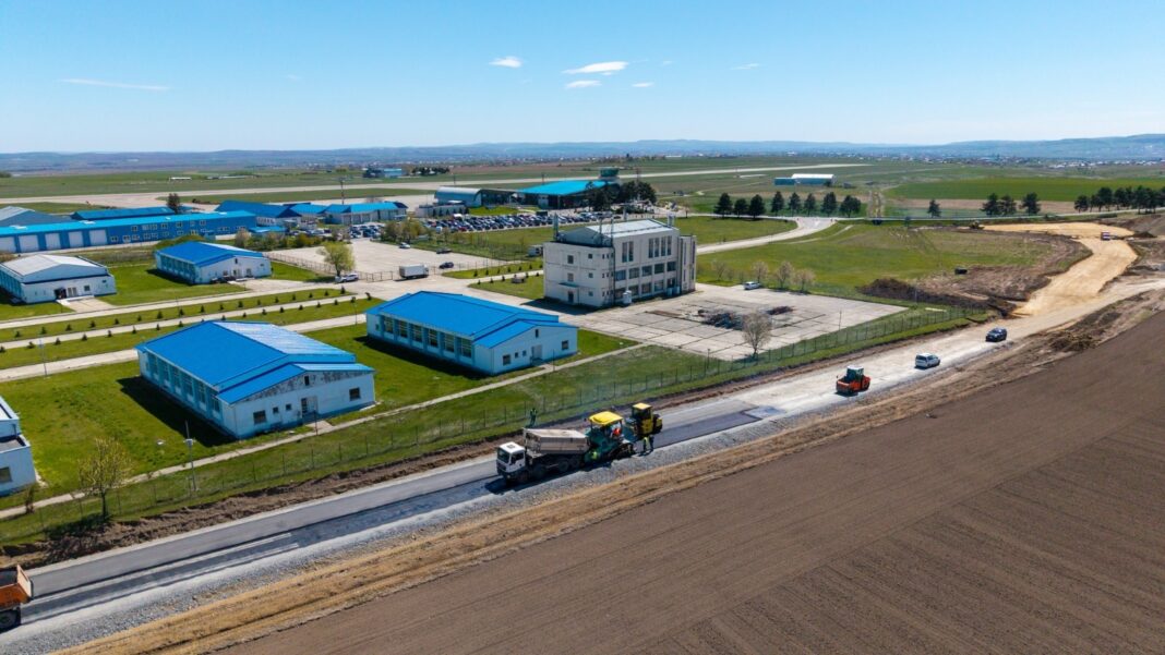 NEWS.ro: Şeful Consiliului Judeţean Suceava anunţă că a început asfaltarea noului drum de legătură dintre municipiu şi aeroport. Drumul măsoară cinci kilometri, iar investiţia se ridică la aproape 24 milioane de lei