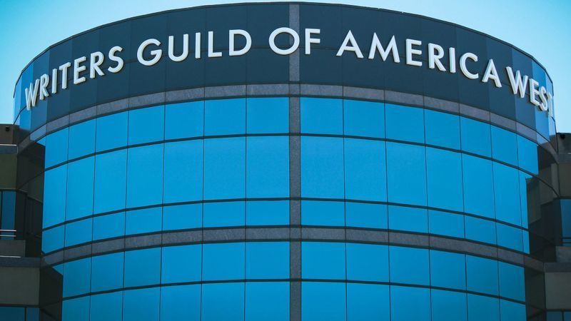 NEWS.ro: Sindicatul scenariştilor americani a ajuns la o înţelegere surpriză cu studiourile, cu o lună înainte de expirarea contractului