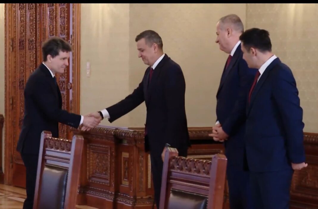 NEWS.ro: Sorin Grindeanu, despre discuţiile de la Palatul Cotroceni, în momentul anunţării moţiunii de cenzură PSD-AUR: Nu aveam nici unul cu telefoanele la noi. Nu s-a discutat despre acest lucru