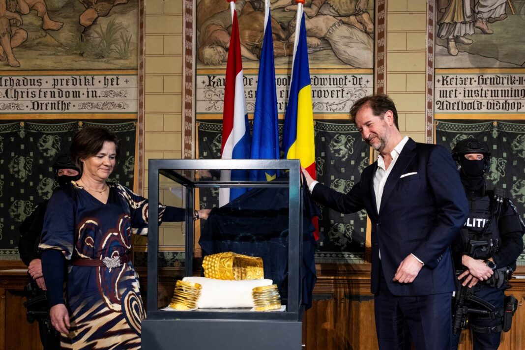 NEWS.ro: Specialist în drept penal: Cea de a treia brăţară dacică furată de Muzeul din Drents şi nereturnată ar putea fi folosită, teoretic, ca monedă de schimb