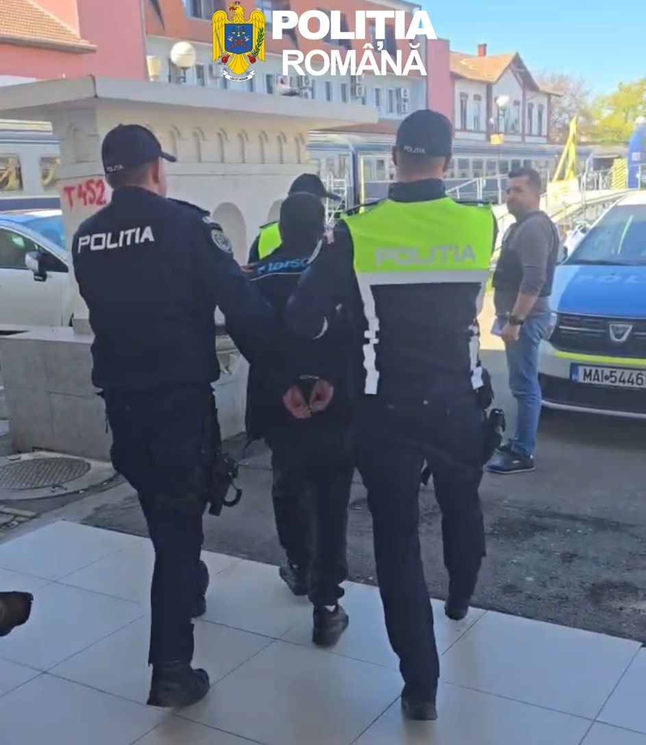 NEWS.ro: Tânăr reţinut de poliţişti, după ce a distrus un turnichet metalic în staţia CFR din Arad – FOTO / VIDEO