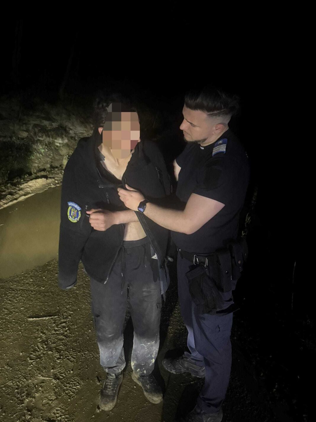 NEWS.ro: Tânăr, salvat de jandarmii din Bistriţa-Năsăud după ce a fost urmărit de un urs/ El şi-a abandonat treptat din lucruri, inclusiv motocicleta - FOTO, VIDEO