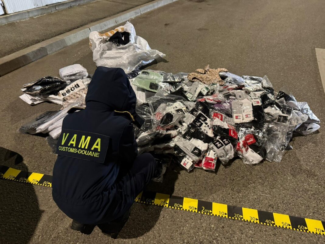 NEWS.ro: Timiş: Articole de îmbrăcăminte susceptibile a fi contrafăcute, în valoare de peste trei milioane de lei, descoperite într-un automarfar condus de un cetăţean turc