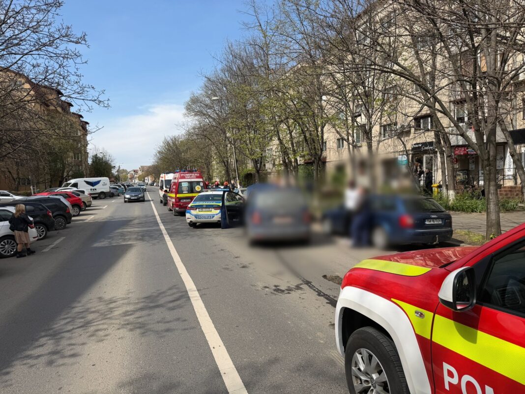 NEWS.ro: Timişoara: Patru copii şi un adult, răniţi în urma unui accident în lanţ în care au fost implicate trei autovehicule - FOTO