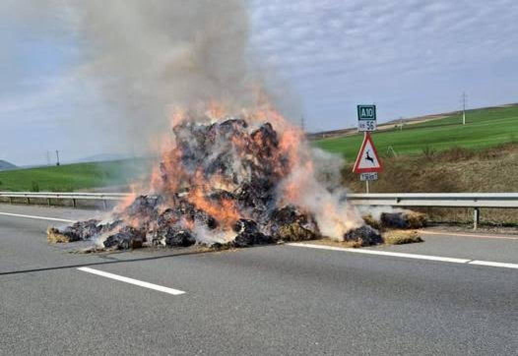 NEWS.ro: Trafic rutier blocat temporar pe A10 pe sensul Cluj-Alba, din cauza unui incendiu izbucnit la un autocamion care transporta baloţi de lucernă - FOTO
