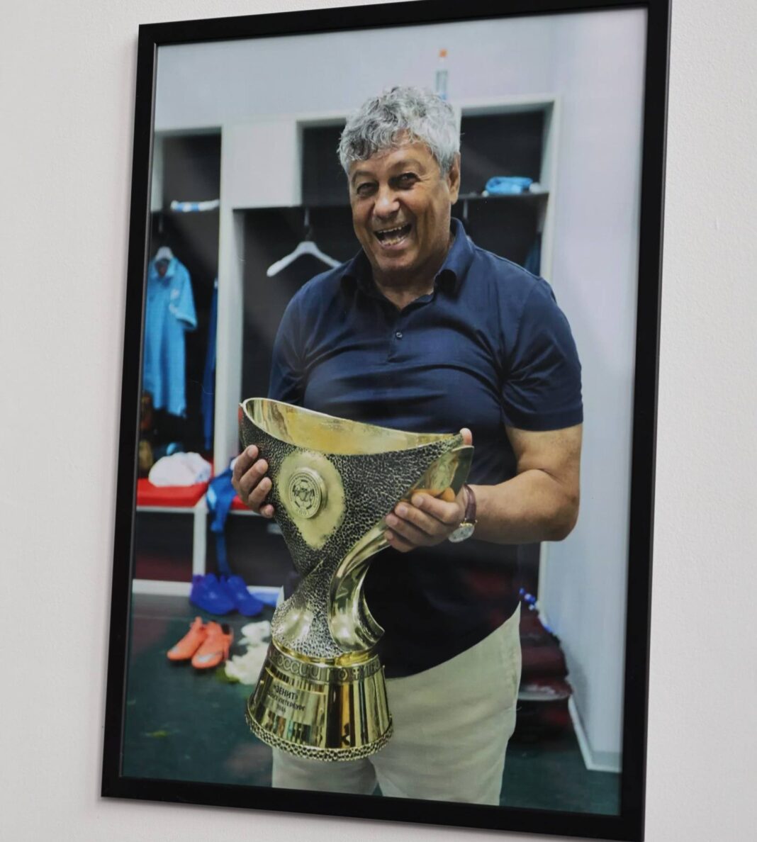 NEWS.ro: Traian Băsescu, prezent la Arena Naţională, pentru a-i aduce un omagiu lui Mircea Lucescu / Minge creată din flori adusă la sicriu de primarul Capitalei - FOTO