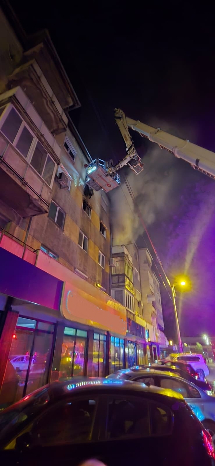 NEWS.ro: Trei persoane, duse la spital în urma unui incendiu izbucnit într-un bloc din Oradea. Mai mulţi locatari, evacuaţi cu autoscara. Focul a pornit de la o lumânare lăsată nesupravegheată - FOTO, VIDEO