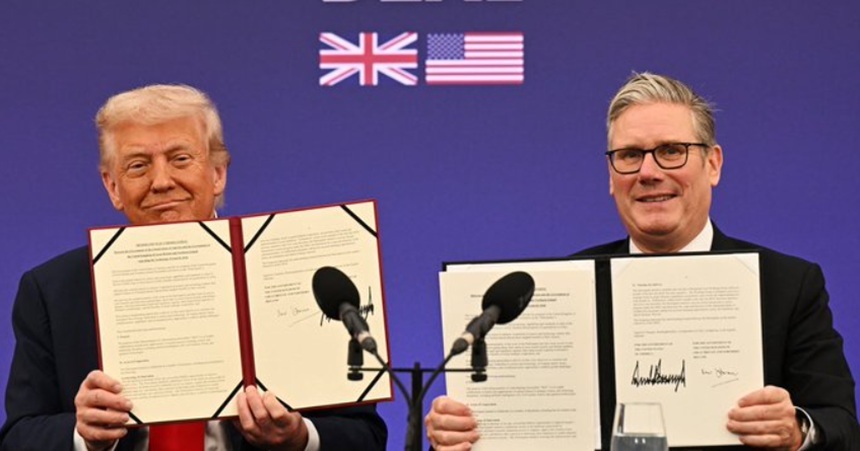 NEWS.ro: Trump ameninţă să revină asupra acordului comercial cu Regatul Unit prin care-şi limita taxele vamale la 10%, din cauza lipsei de susţinere a Londrei în Războiul din Iran