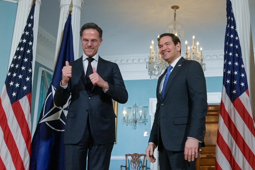 NEWS.ro: Trump ia în calcul să sancţioneze unele state membre NATO care nu au ajutat SUA în Războiul din Iran, dezvăluie WSJ. El vrea să mute trupe americane din ţări care nu l-au ajutat în ţări care l-au ajutat