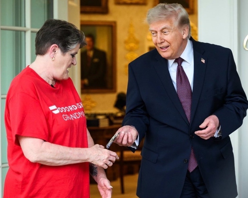 NEWS.ro: Trump îşi regizează o livrare de la McDonald’s la Casa Alba, a ”Bunicii DoorDash”, o livratoare celebră, pentru a-şi prezenta o propunere de desfiinţare a impozitelor impuse bacşişurilor în ”One Big, Beautiful Bill”