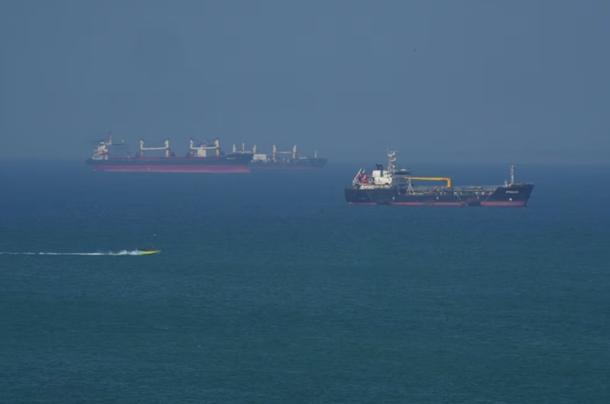 NEWS.ro: Trump nu a abandonat ideea unei coaliţii internaţionale de securizare a Strâmtorii Ormuz, dezvăluie WSJ. Washingtonul le cere într-o telegramă ambasadelor să-i convingă pe aliaţi să intre într-un plan, ”Mecanismul Libertăţii Maritime”