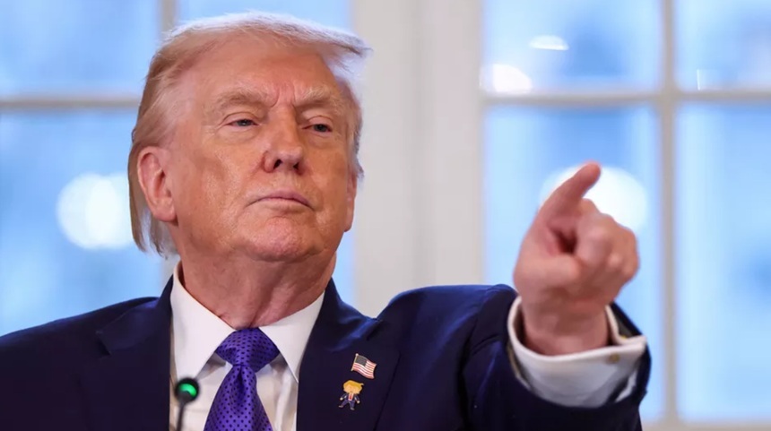 NEWS.ro: Trump ”ordonă” pe Truth Social ”să se tragă şi distrugă orice navă” iraniană care pune mine în Strâmtoarea Ormuz. ”«Dragoarele» noastre de mine sunt pe cale să cureţe Strâmtorea Ormuz chiar în acest moment”, anunţă el