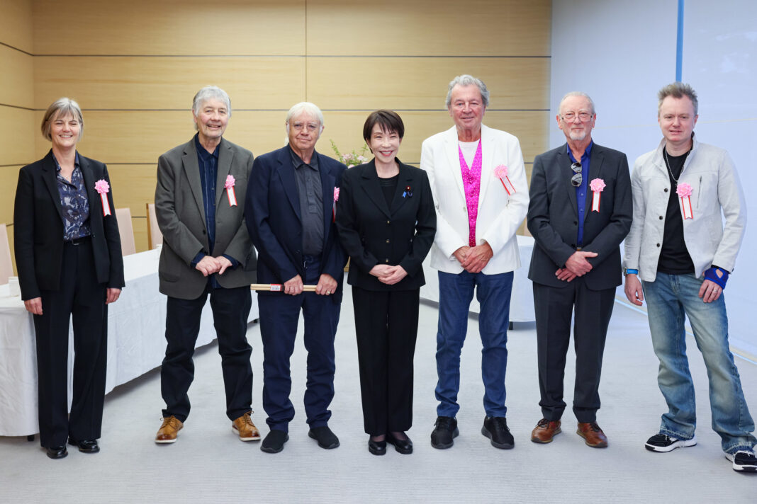 NEWS.ro: Trupa Deep Purple, întâlnire cu o fană înfocată - premierul Japoniei - VIDEO