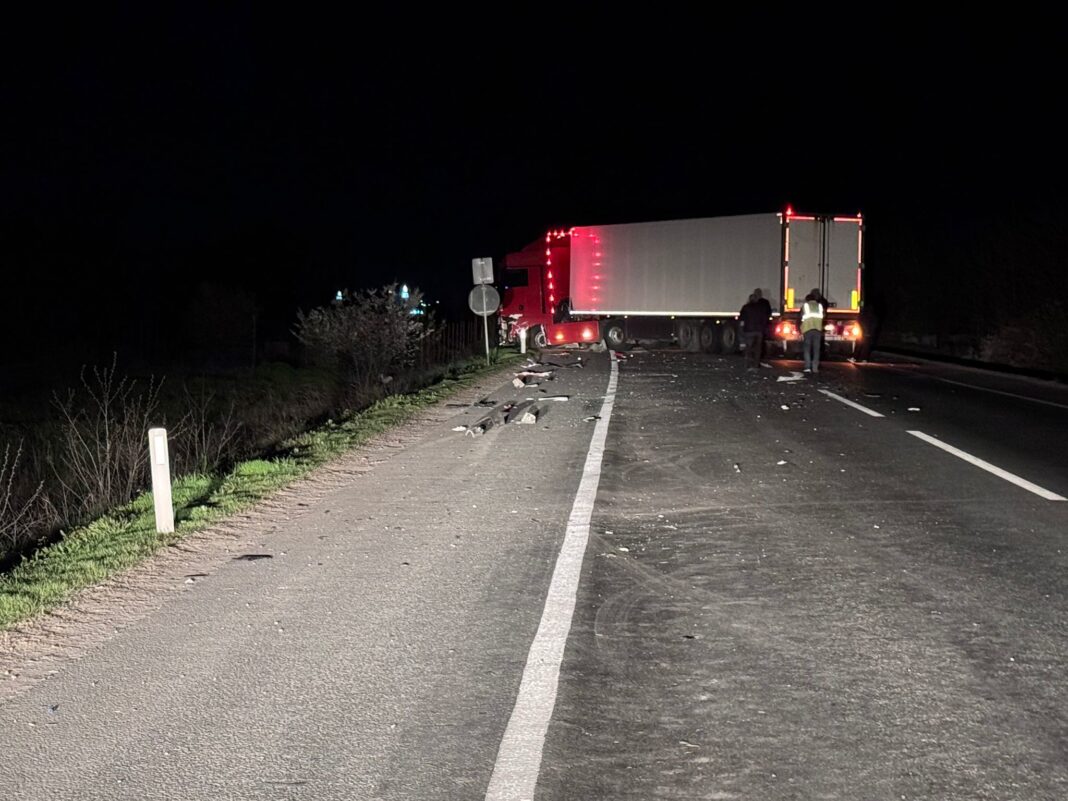 NEWS.ro: Un bărbat a murit şi alte trei persoane, printre care şi doi copii, au fost rănite, într-un accident rutier produs pe centura de nord a Craiovei - FOTO