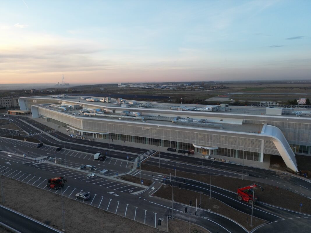 NEWS.ro: Un bărbat băut a făcut scandal la bordul avionului Madrid-Craiova / A fost preluat de poliţişti la aterizare, fiind sancţionat