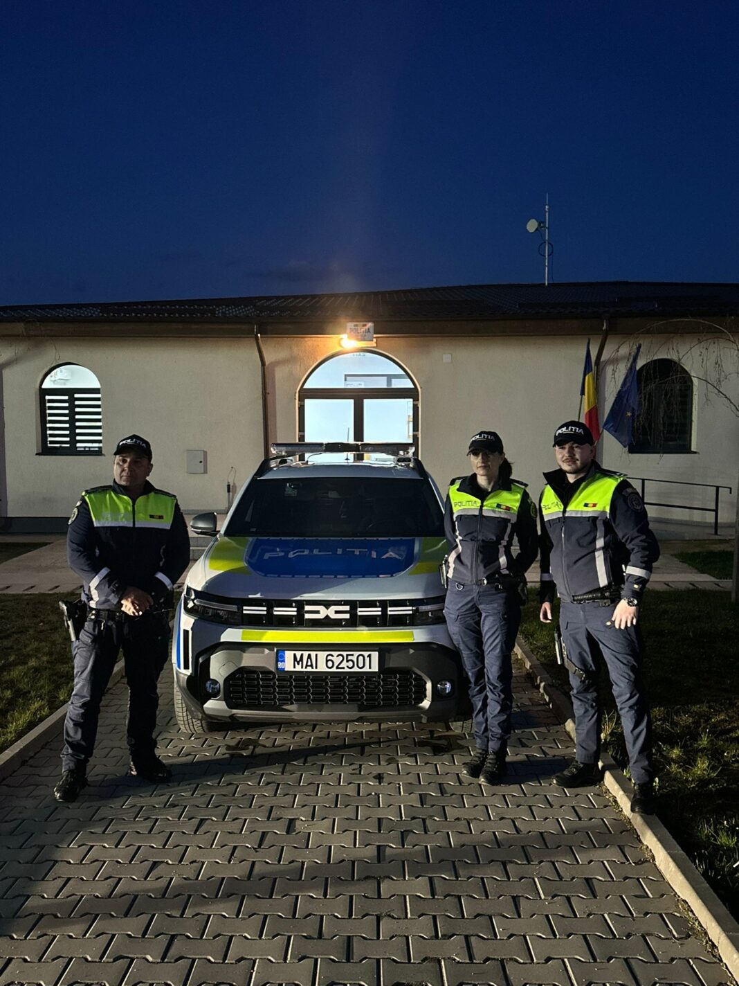 NEWS.ro: Un bărbat care făcea scandal şi care şi-a ameninţat mama că se autoincendiază şi-a pus în aplicare ameninţările, la sosirea Poliţiei / Poliţiştii au reuşit să îl salveze, stingând flăcările care îl cuprinseseră