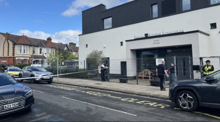 NEWS.ro: Un bărbat şi o femeie, arestaţi în urma unei tentative de incendiere a unei sinagogi, la Finchley, în nordul Londrei. Tentativa, revendicată de gruparea ”Mişcarea Însoţitorilor Mâinii Drepte a Islamului”, suspectată de legături cu Iranul