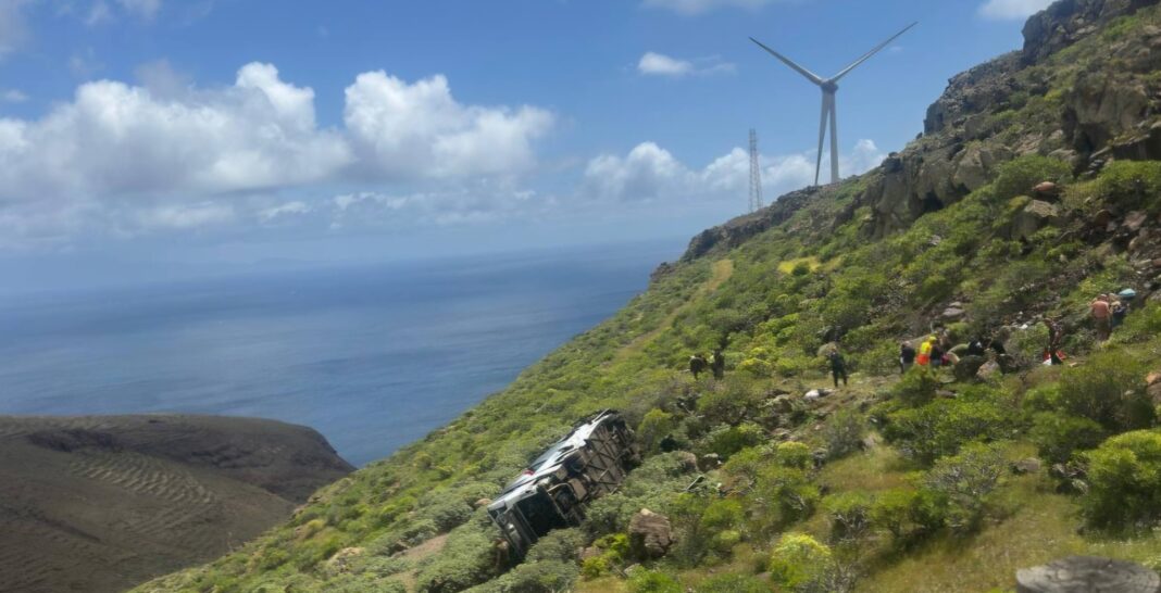 NEWS.ro: Un mort şi 27 de răniţi după ce un autobuz cu pasageri britanici a căzut într-o râpă, în Insulele Canare