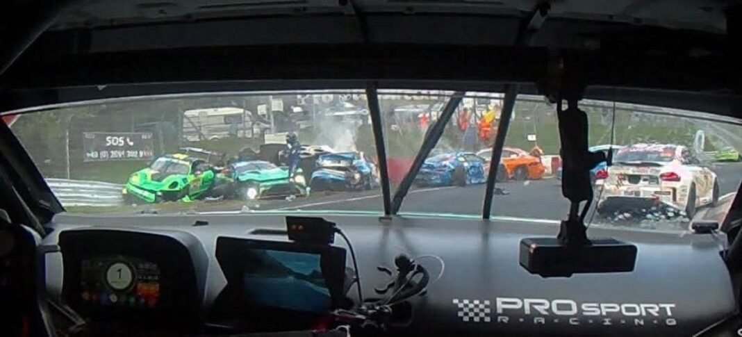 NEWS.ro: Un pilot de curse a murit, iar alte şase persoane au fost rănite într-un accident pe circuitul Nürburgring