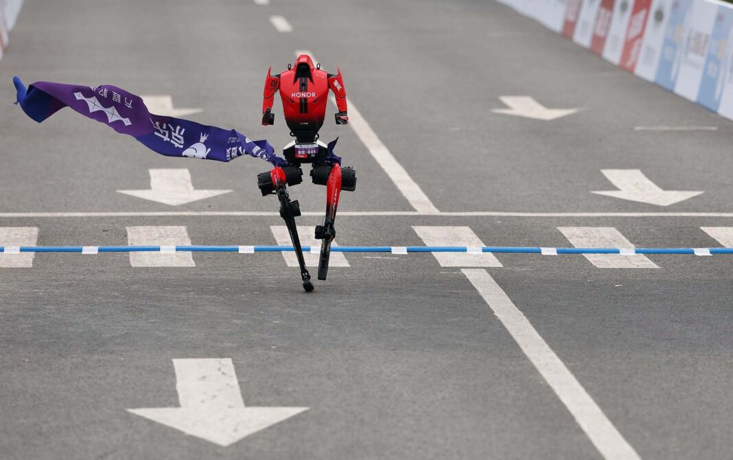 NEWS.ro: Un robot umanoid mai rapid decât recordul mondial la semimaratonul de la Beijing - VIDEO